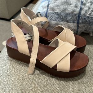 Universal Thread Platform Sandals